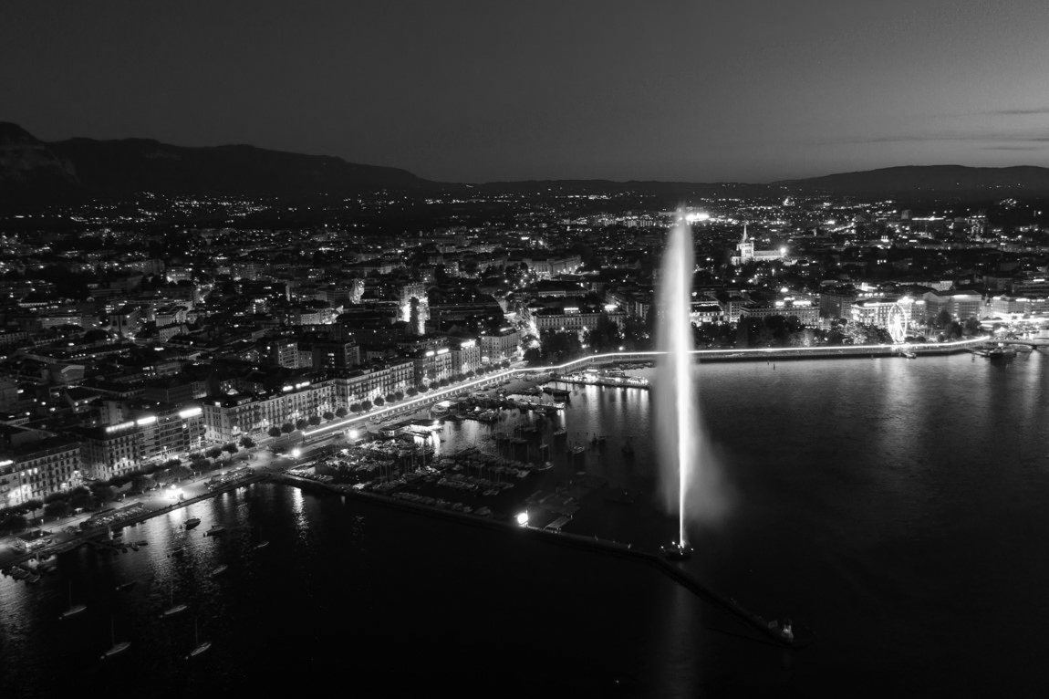 The Jet d’Eau and the lakefront at night